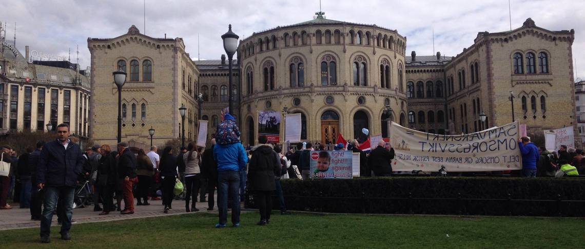 DEMONSTRASJON: Lørdag var det demonstrasjoner mot det norske barnevernet i 20 land. Her fra demonstrasjonen i Oslo. Foto: Silje Rognsvåg