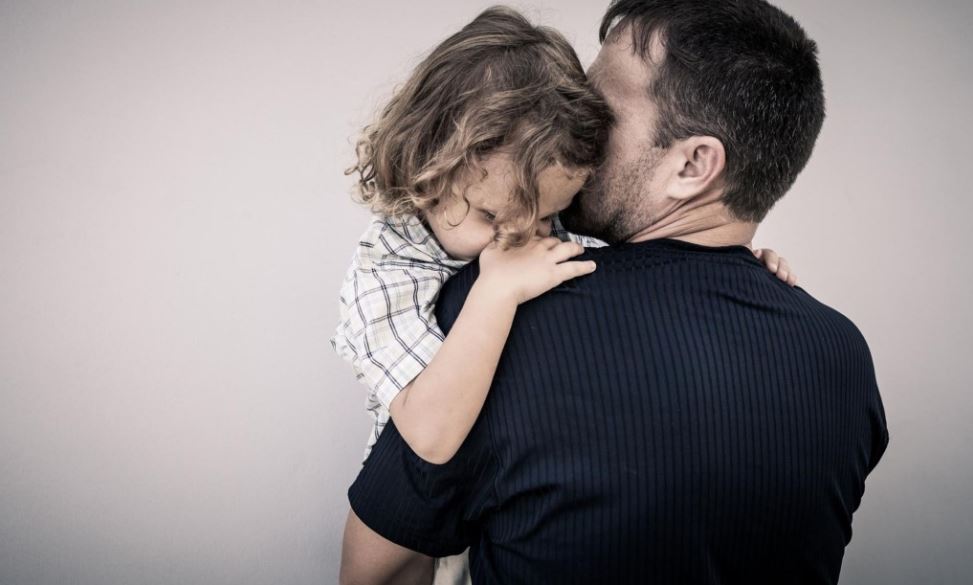 HYSTERI: Meldinger som «Barneombudet er meget bekymret, da barnet nå bor hos far» bidrar til hysteri, mener kronikkforfatteren. Foto: Shutterstock / NTB Scanpix