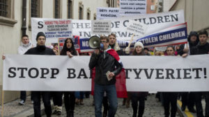 DEMONSTRASJON I PRAHA: Tsjekkiske myndigheter er i harnisk og folk demonstrerte i Prahas gater 16. januar i år. Norsk barnevern har tatt barna fra en tsjekkisk kvinne. Foto: CTK/Vit Simanek