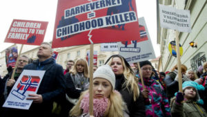 PROTESTER: Hundrevis av mennesker samlet seg til demonstrasjon mot det norske barnevernet i Tsjekkias hovedstad Praha 16. januar. I januar var det 19 protester mot barnevernet over tre kontinenter. Foto: .CTK Photo/Vit Simanek