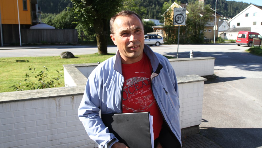 FORTVILA: Stein Mortensbakke er rasande på barnevernet i Naustdal etter at han ikkje lenger får ha besøksheim for to små barn. FOTO: BÅRD SIEM / NRK
