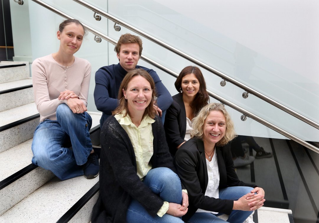 TEAMET: Psykologene Jannicke Holm-Lintermann (bak), Audun Formo Hay og Ani Vik. Foran: Sykepleier Cathrine Johansen og sosionom Wanja Knoph. (Foto: TRINE JØDAL)