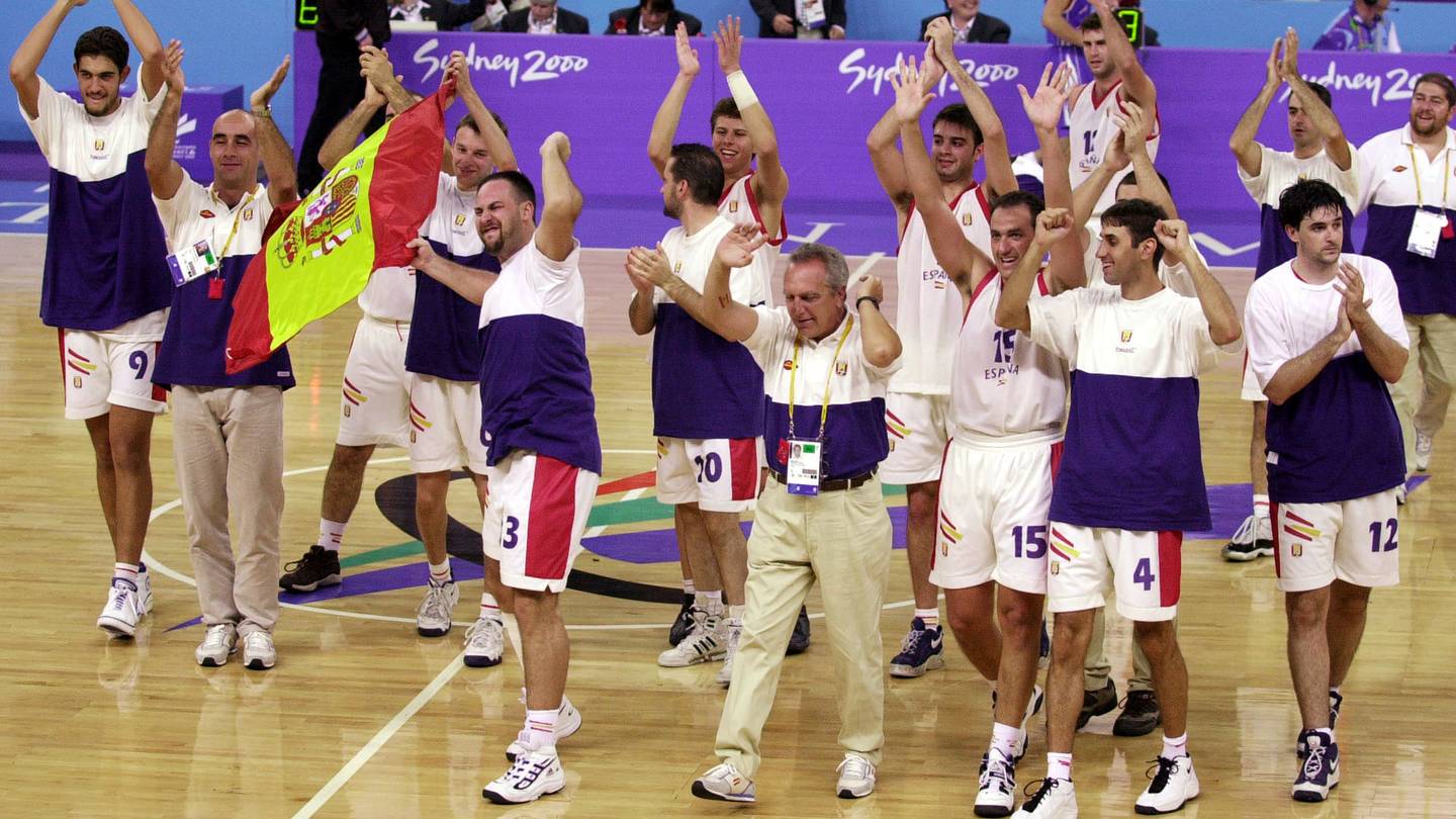 JUKS: Spillere og trenere på det spanske basketlaget for utviklingshemmede feirer gull i paraolympics i Sydnes i 2000. Senere ble det avslørt at vinnerlaget var basert på en løgn.